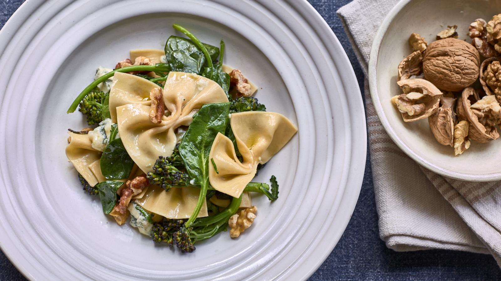 Fresh farfalle with spinach, gorgonzola and walnuts