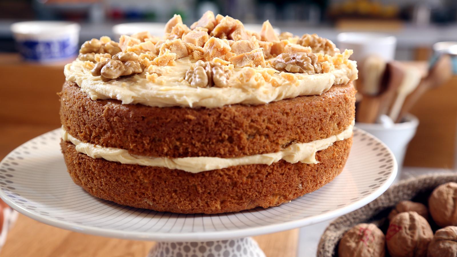 Fudgy walnut cake