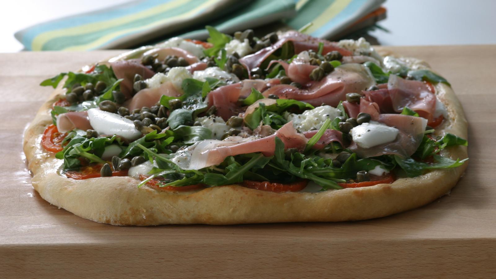 Garlic-crust pizza with Parma ham