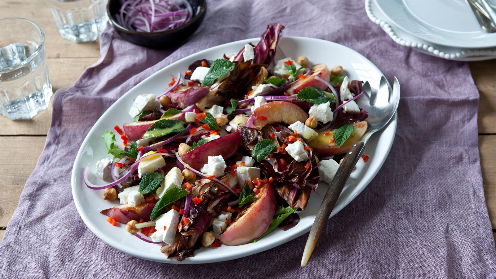 Grilled radicchio and peach salad with goats' cheese 