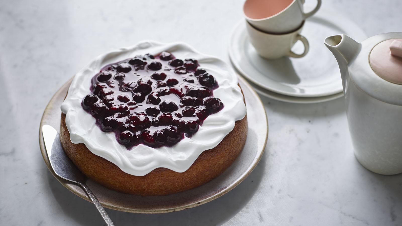 Lemon tendercake with blueberry compôte