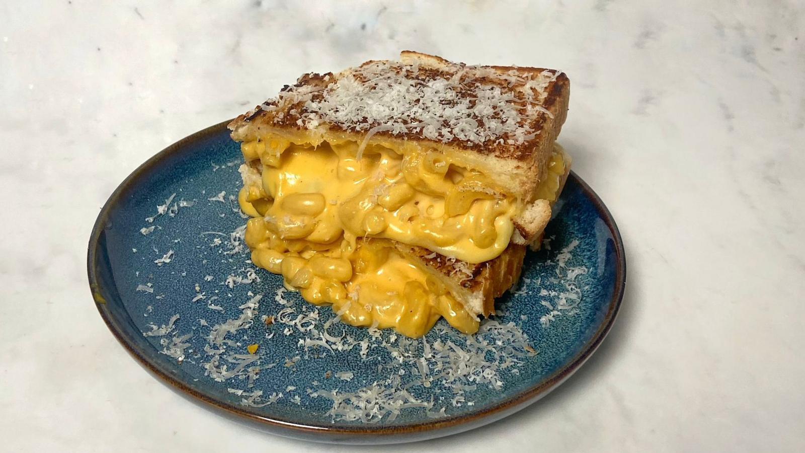 Mac 'n' cheese toastie