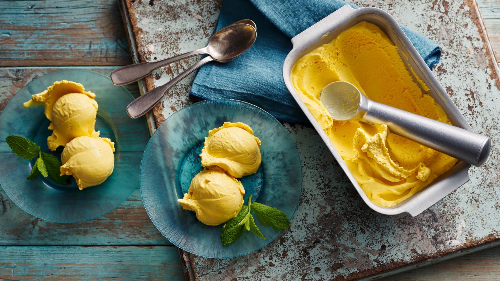 Mango and cardamom frozen yoghurt