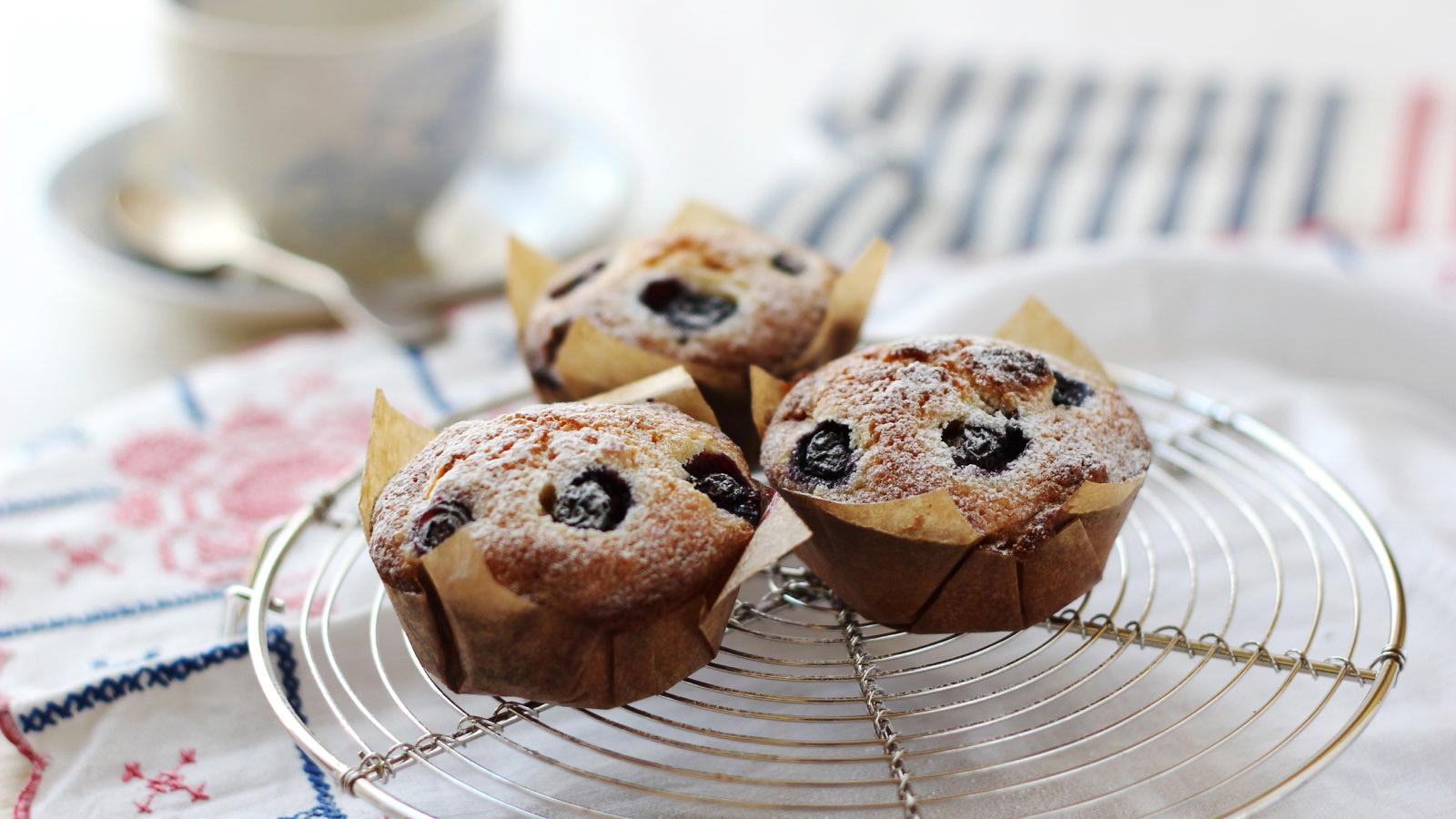 Marzipan berry cakes