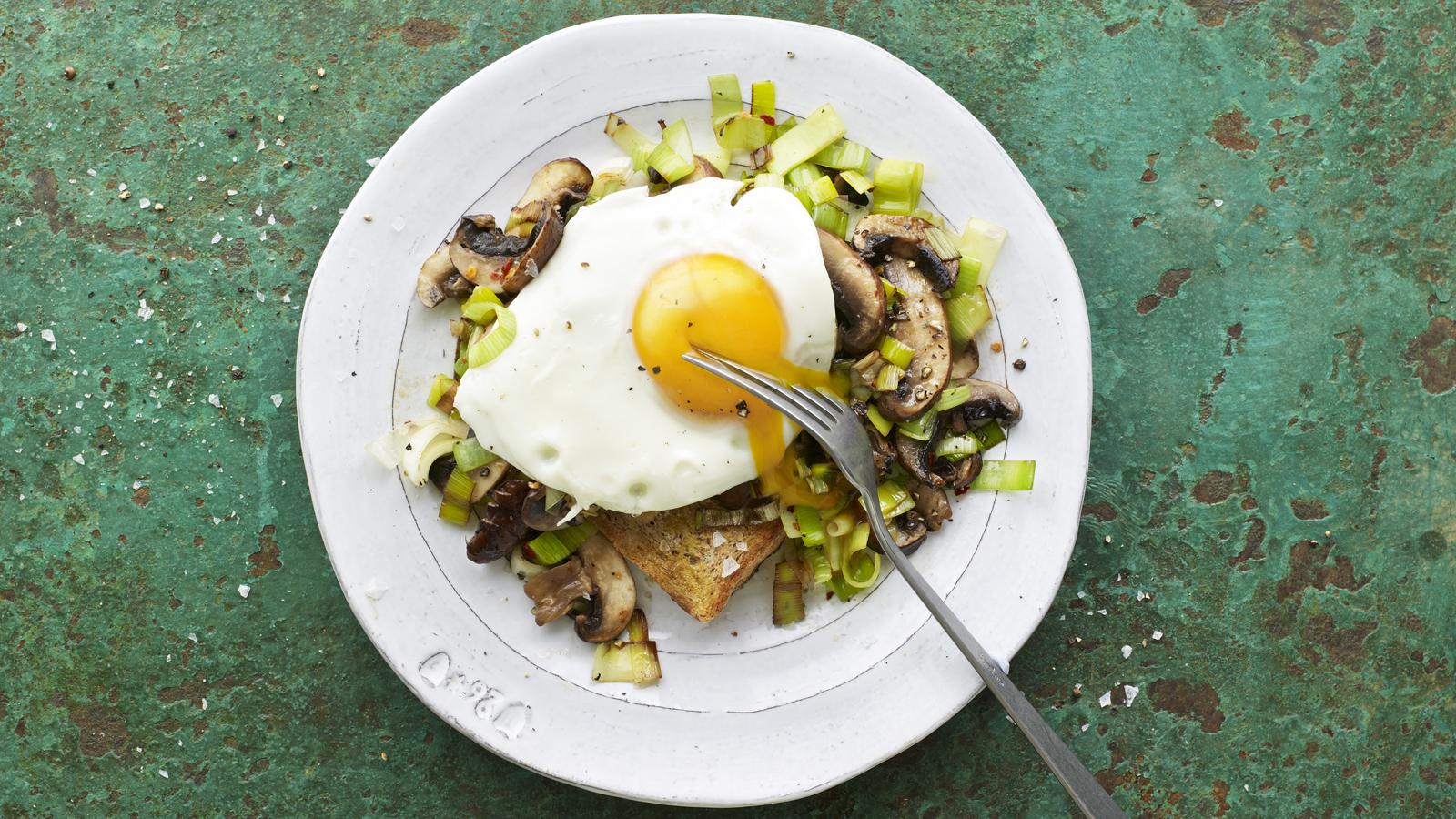 Mushrooms, leeks and fried eggs on toast