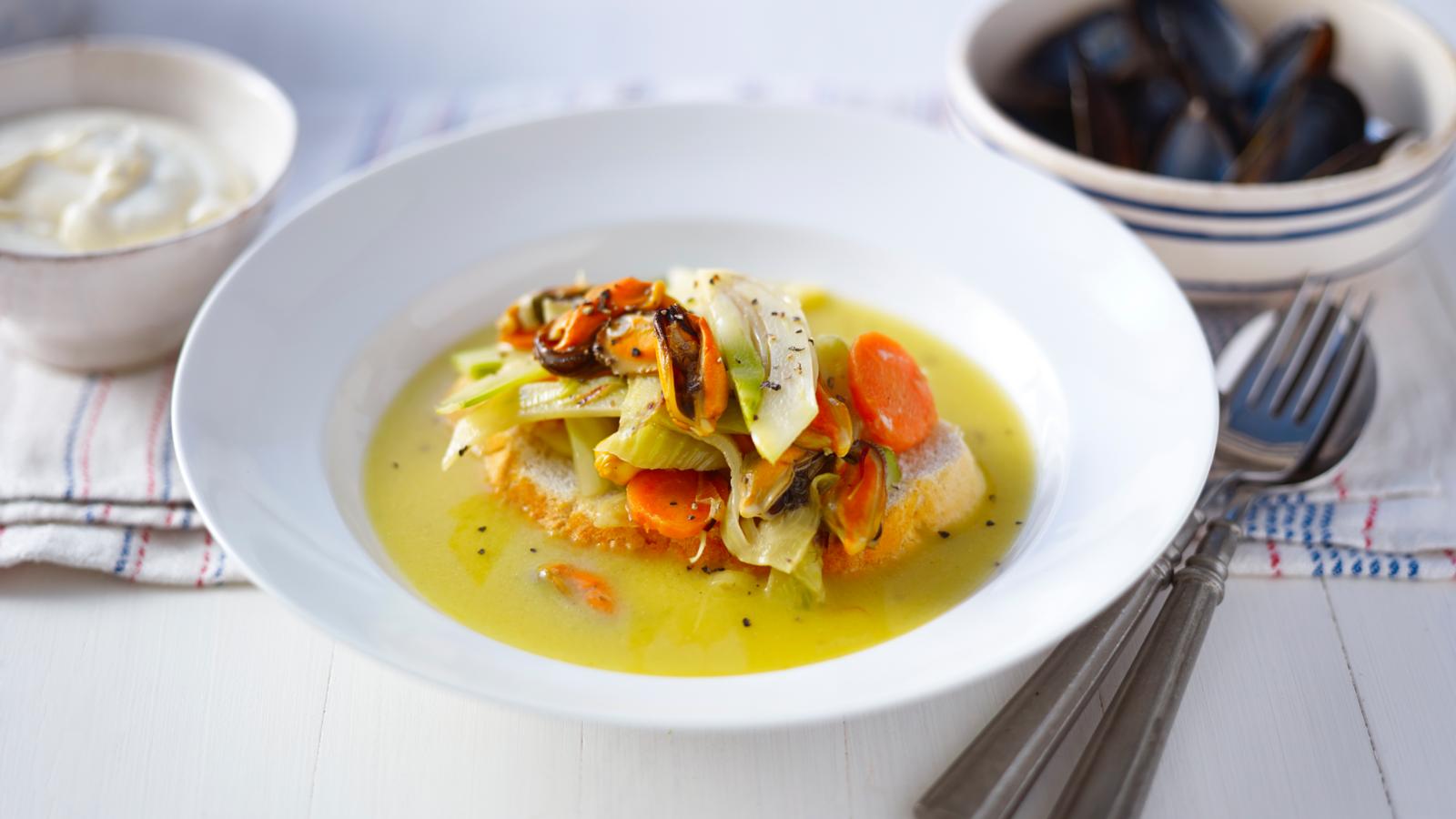 Mussel stew with garlic 