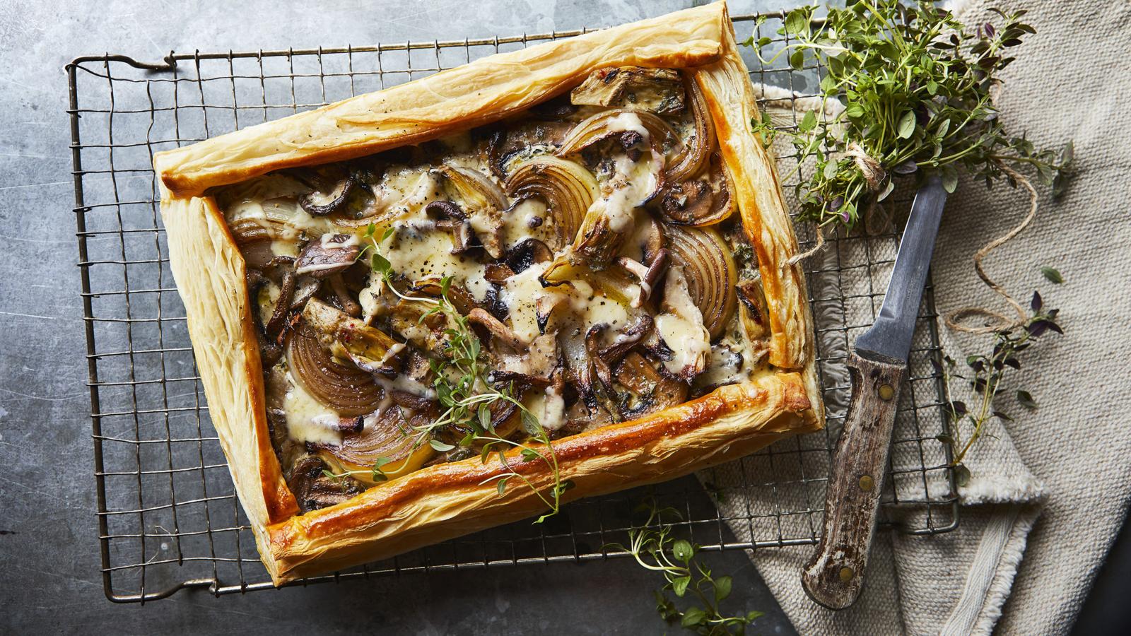 Onion and artichoke tart