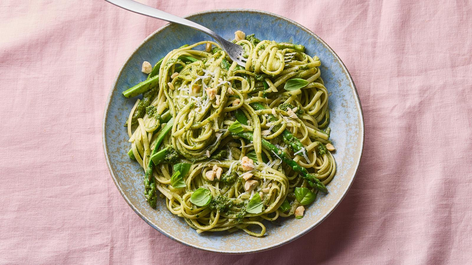 Pasta with hazelnut pesto and asparagus