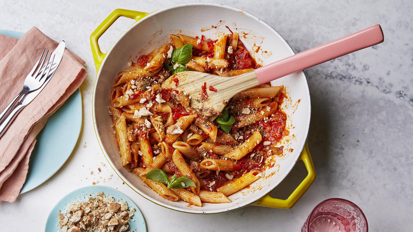 Pasta with spicy sardine and tomato sauce