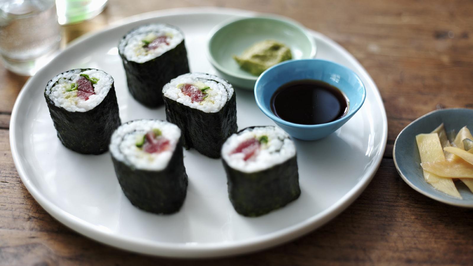 Quick and easy sushi maki (sushi rolls)