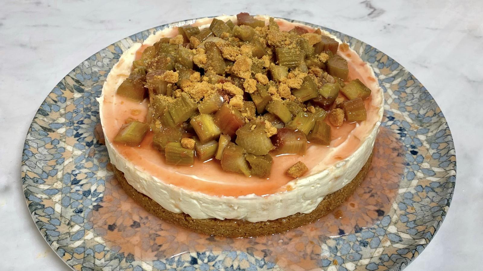 Rhubarb and ginger cheesecake