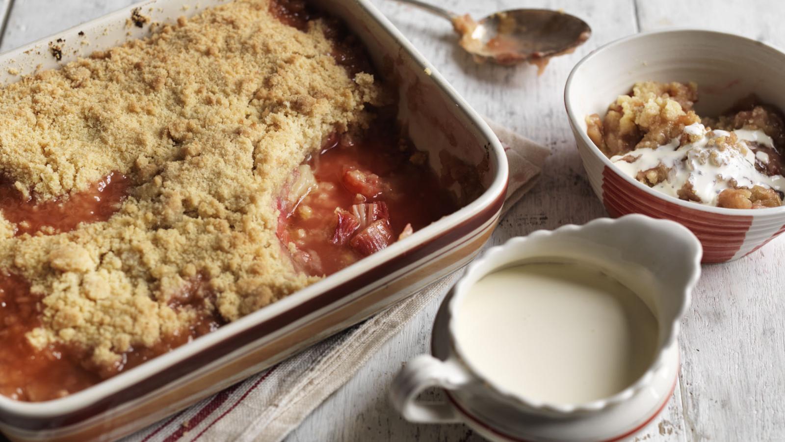 Rhubarb crumble and cream