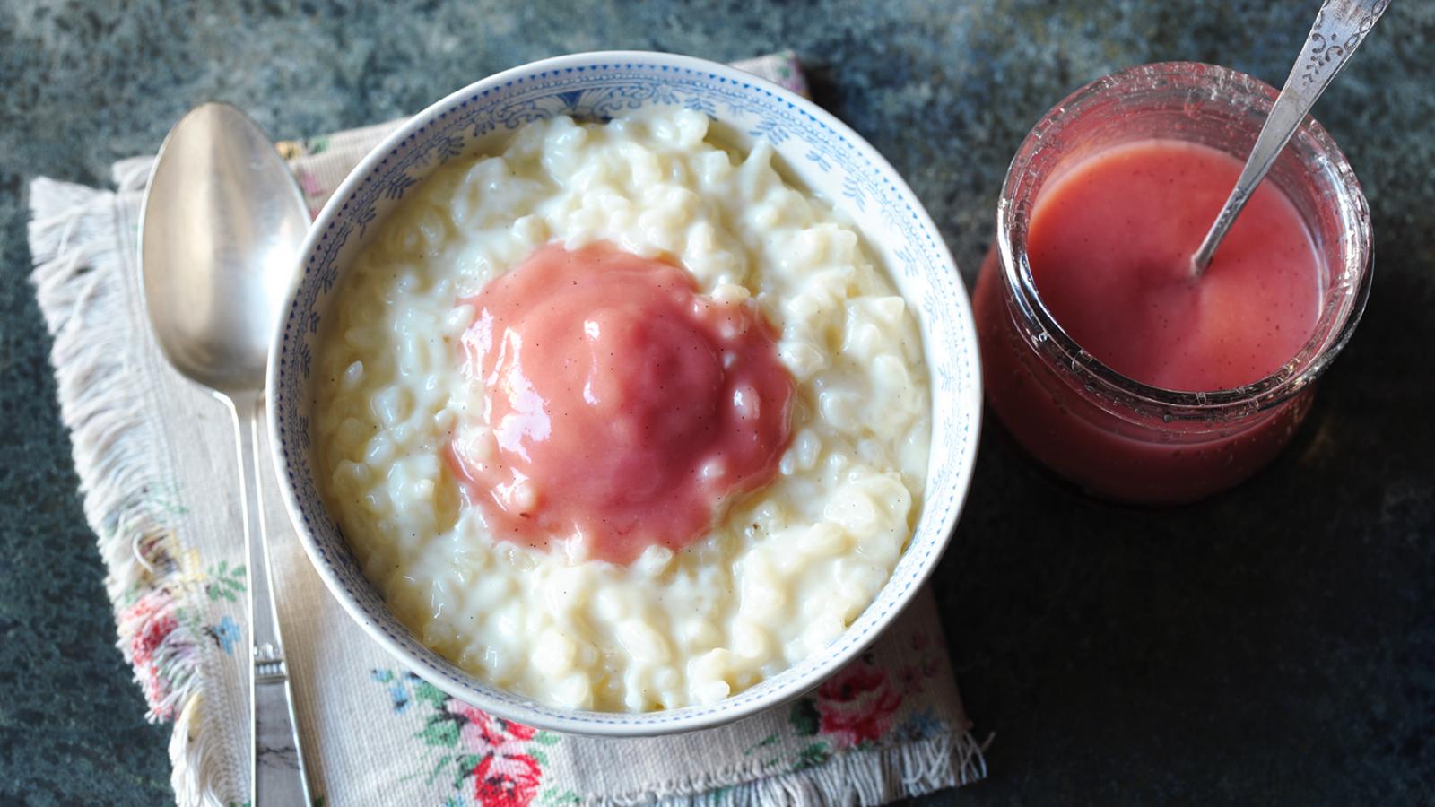 Rice pudding with rhubarb compôte