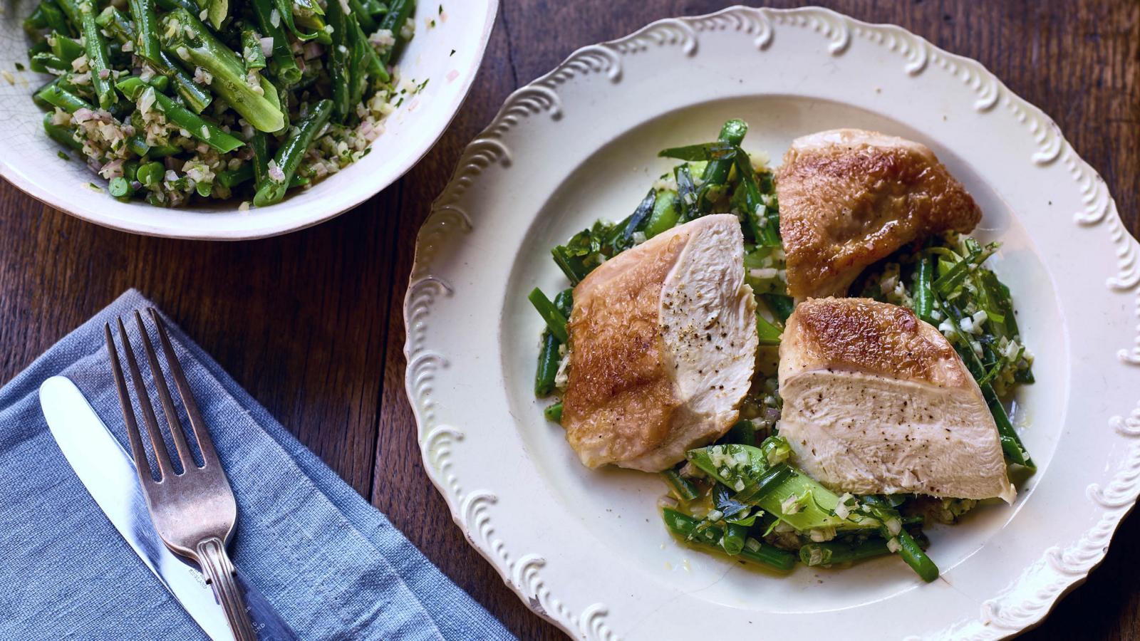 Roasted chicken breast with leeks and green beans