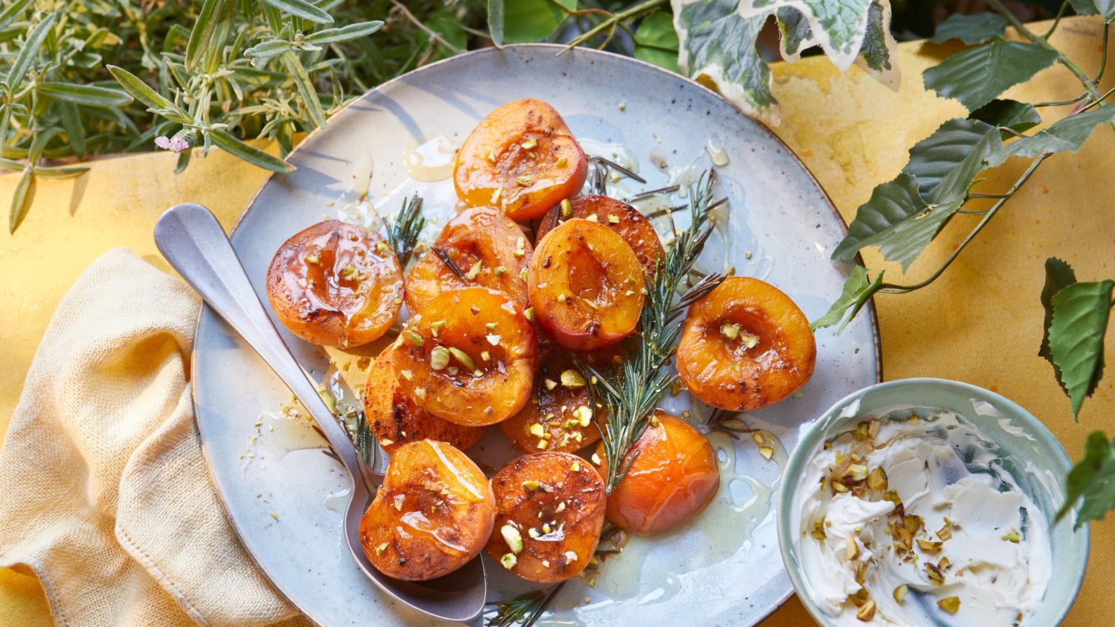 Barbecued apricots with honey, pistachios and mascarpone