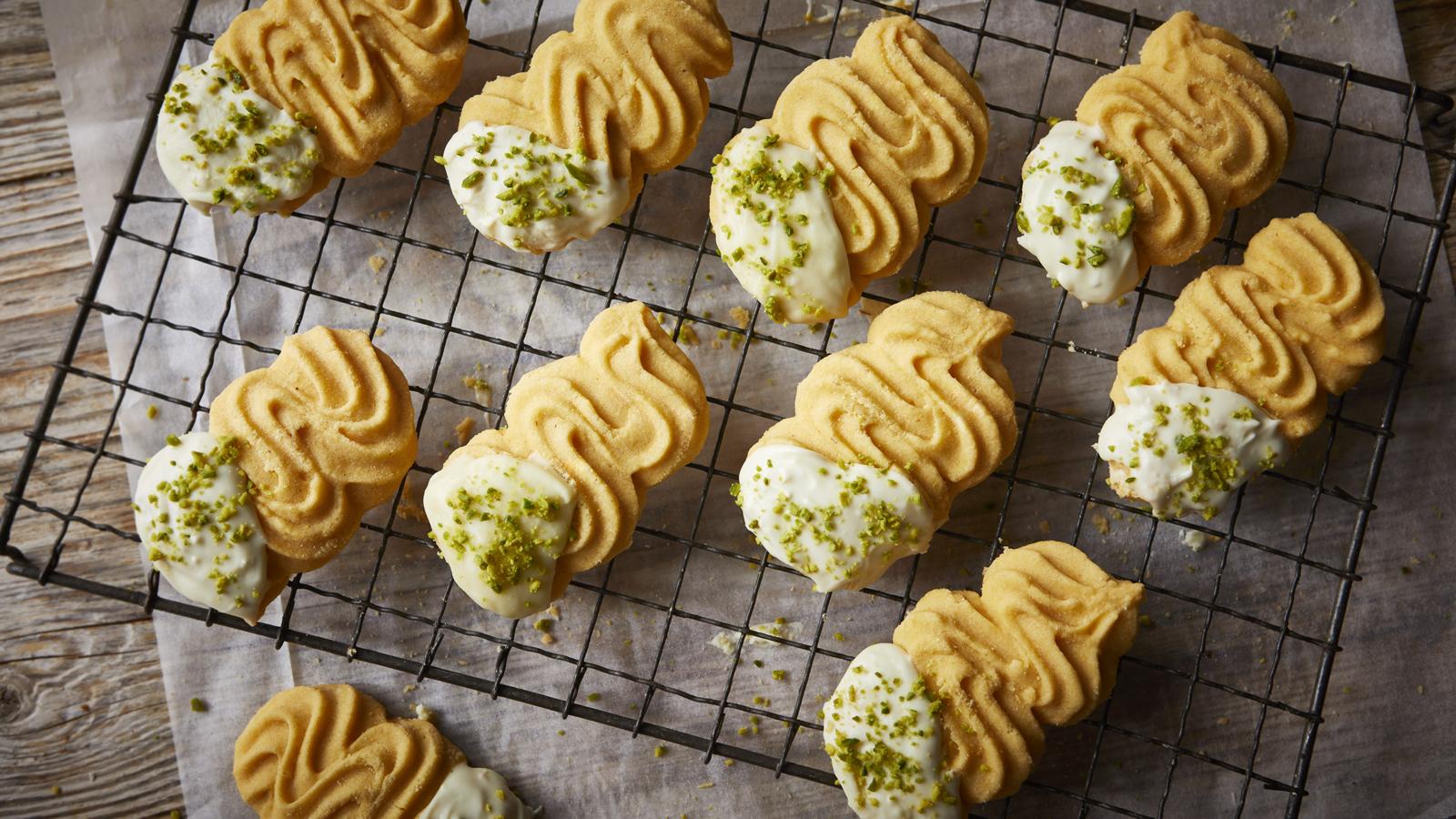 Saffron, pistachio and white chocolate Viennese biscuits 