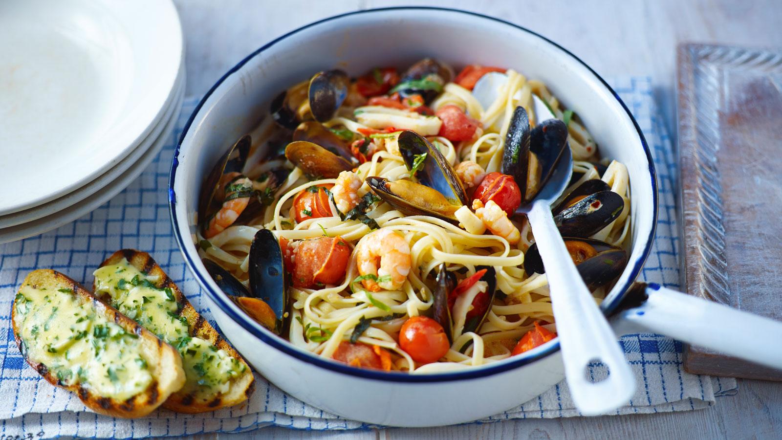 Seafood pasta with garlic bread