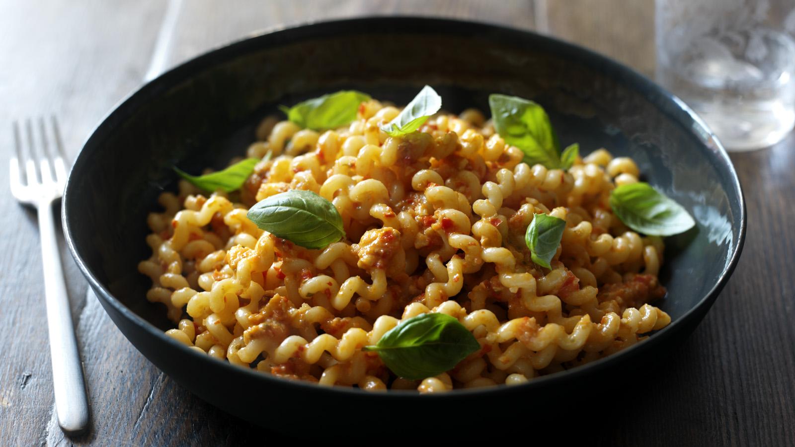 Sicilian pasta with tomatoes, garlic and almonds