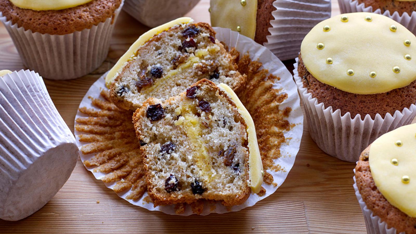 Simnel cake cupcakes