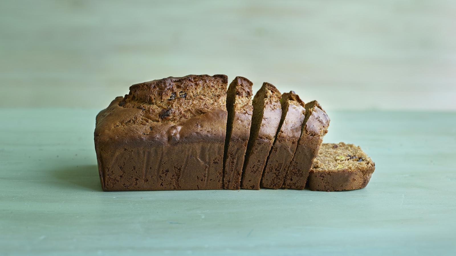 Pistachio and cinnamon banana bread