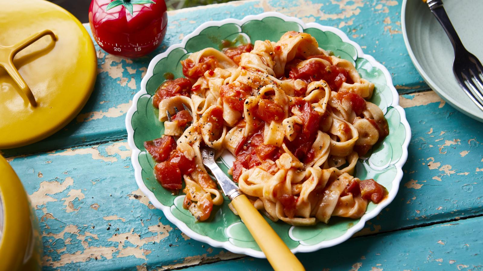 Spicy tomato pasta recipe - BBC Food