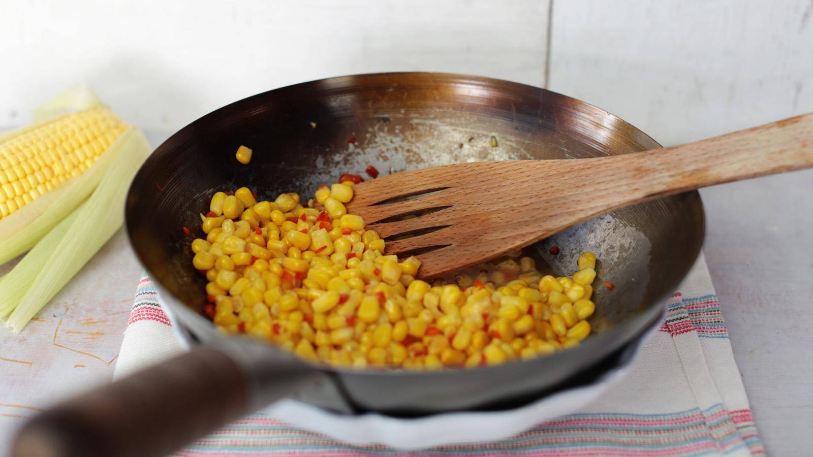 Stir-fried corn and chilli