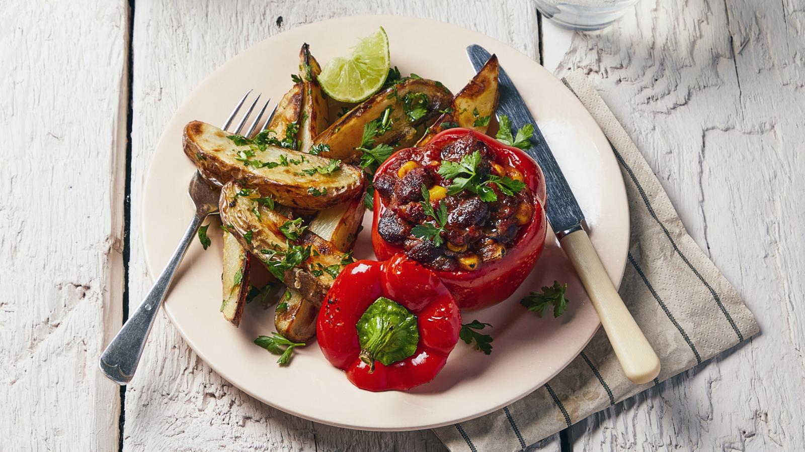 Stuffed pepper with garlic potato wedges