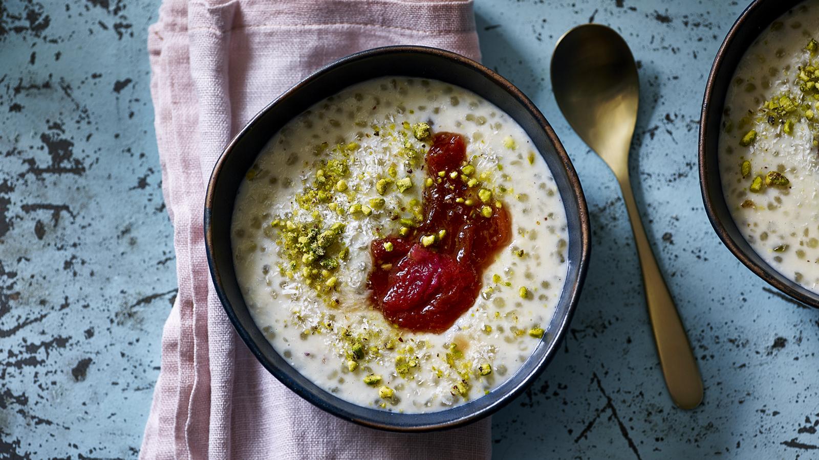 Tapioca porridge with baked rhubarb 