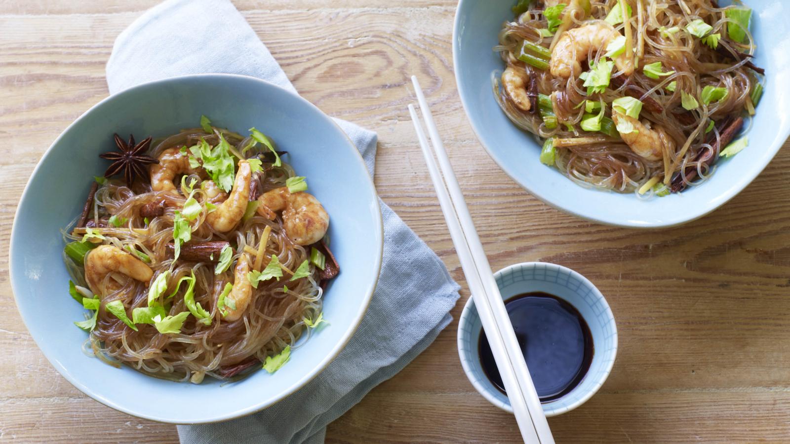 Thai noodles with cinnamon and prawns