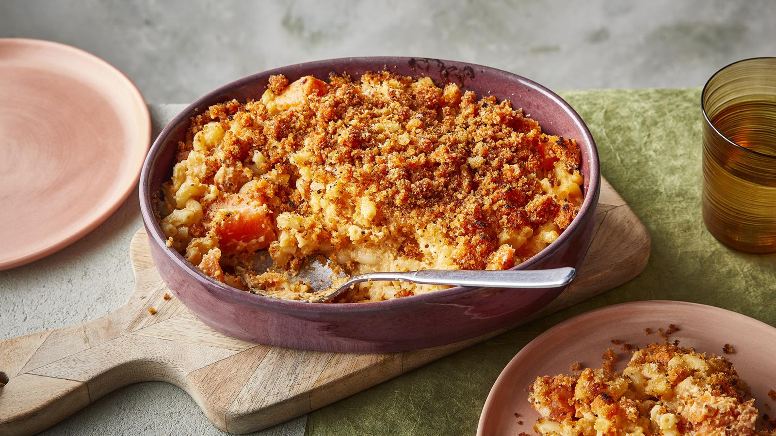 Vegan mac ‘n’ cheese with buffalo breadcrumbs 