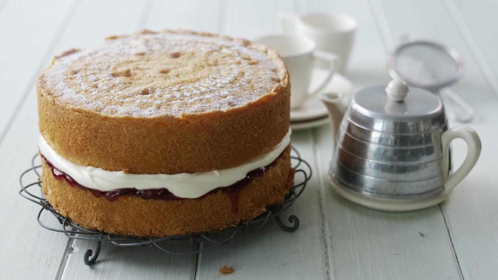 Victoria sponge with strawberry jam