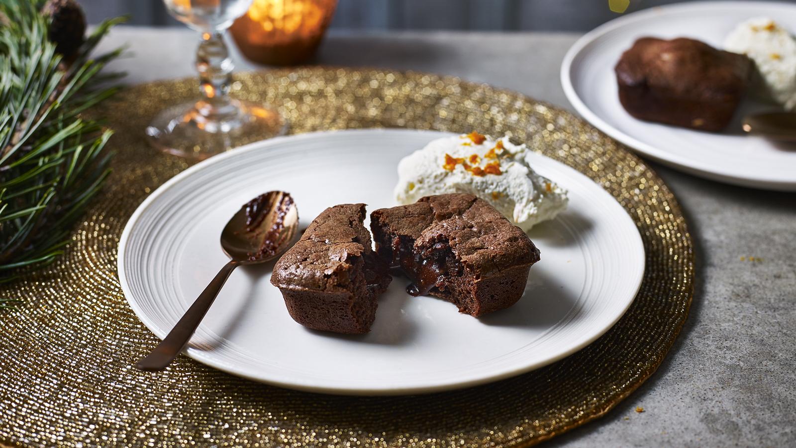 Warm chocolate cakes with clementine sweet cheese