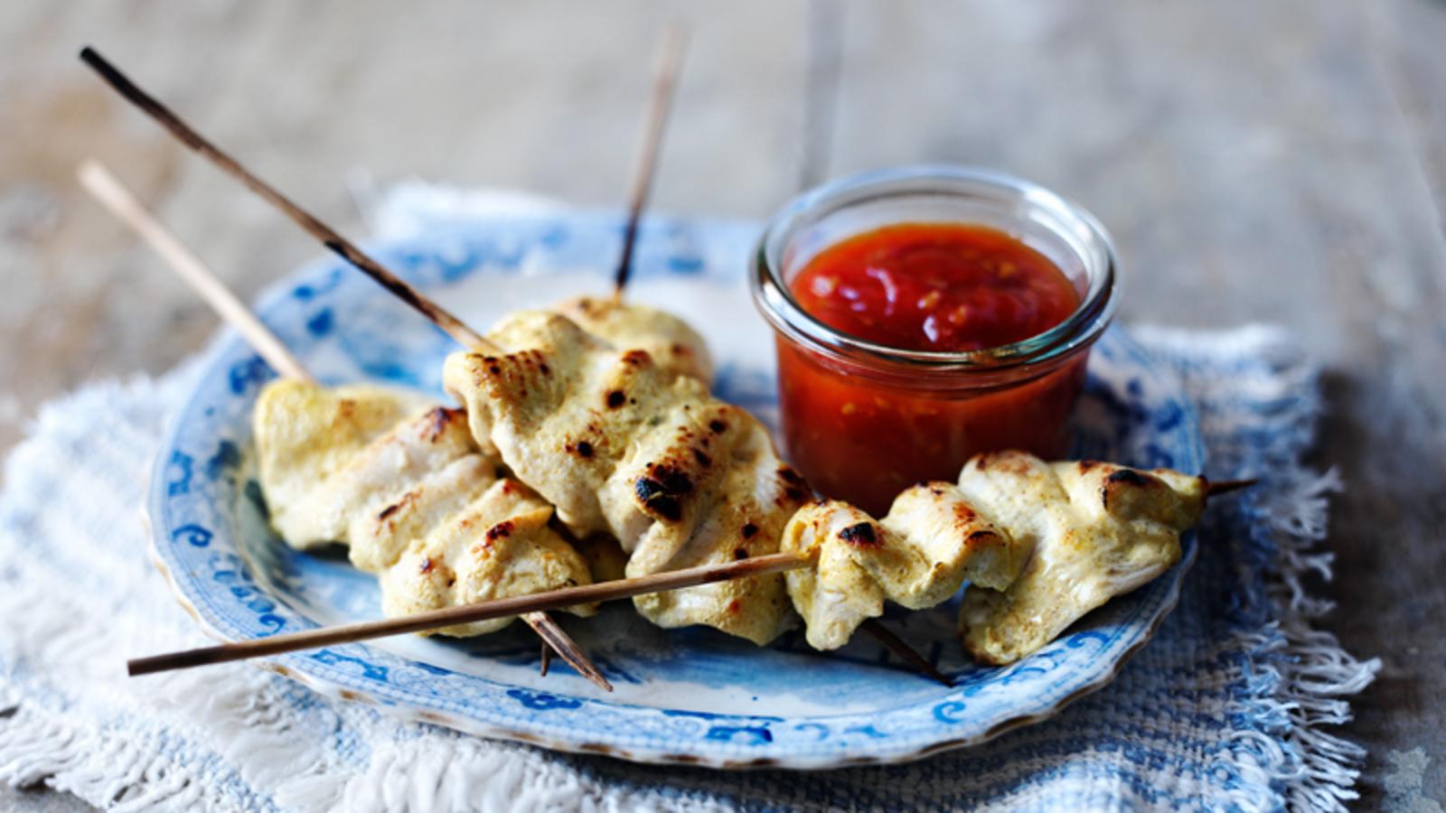 Yoghurt-spiced chicken skewers