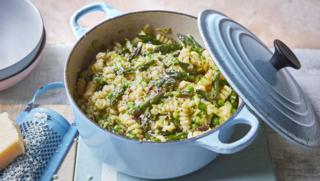 Foolproof green salad recipe - BBC Food