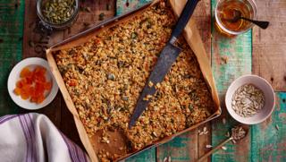 Breakfast bars recipe - BBC Food