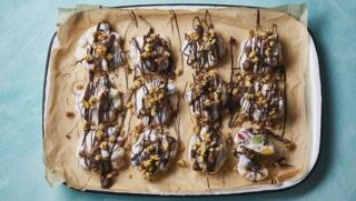 https://ichef.bbci.co.uk/food/ic/food_16x9_320/recipes/frozen_yoghurt_bites_52694_16x9.jpg