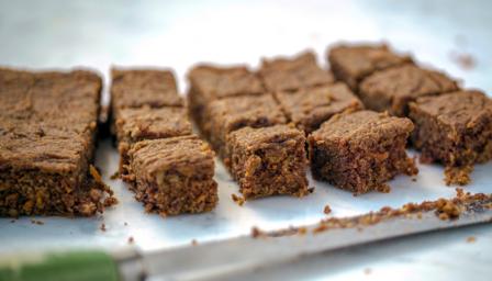 Carrot and chickpea traybake recipe - BBC Food