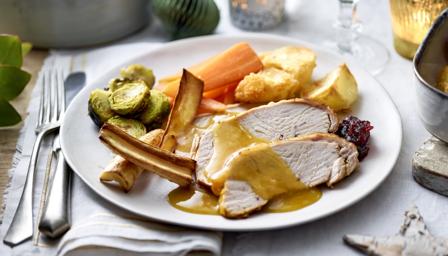 Slow cooker turkey crown with gravy recipe - BBC Food