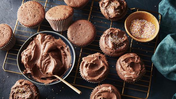Easy cake recipes - BBC Food