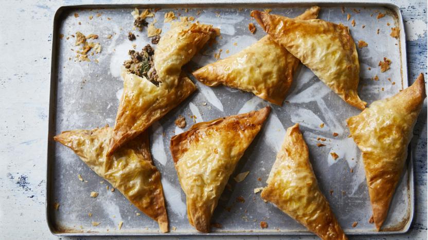 Baked turkey and spinach samosas