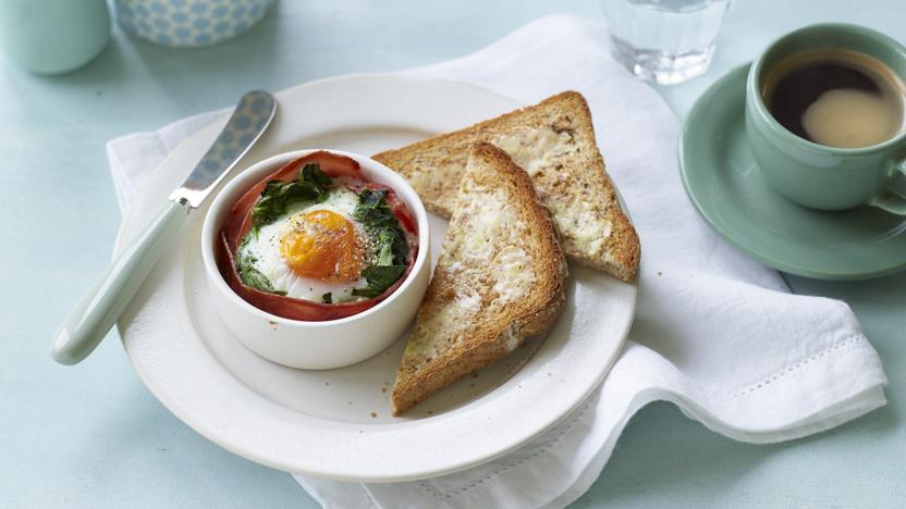 Baked egg with ham and spinach