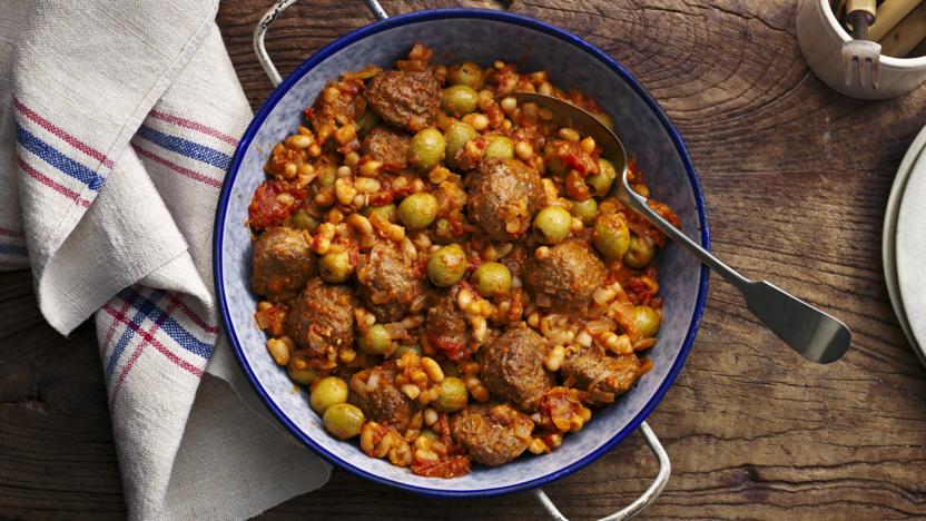 Meatballs in a spicy tomato sauce (Boles de picolat)