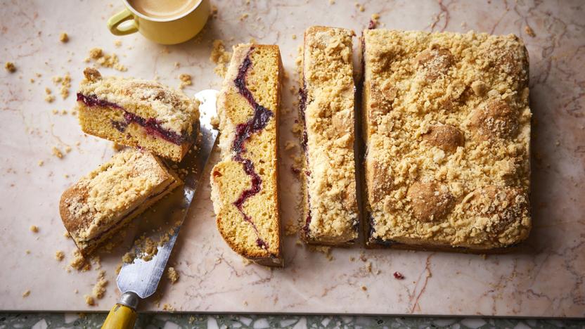 Berry crumble traybake