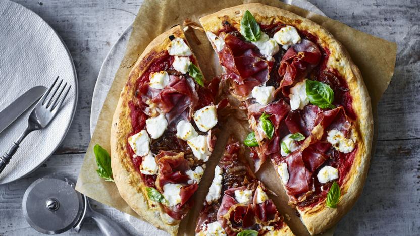 Caramelised onion, goats' cheese and Parma ham pizza