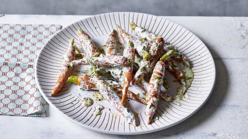 Carrot salad with yoghurt and cinnamon