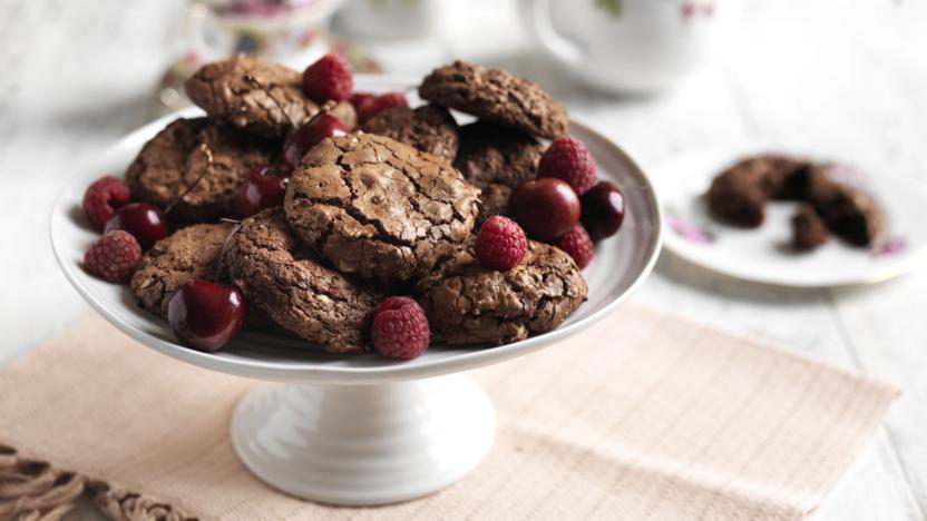 Chocolate cookies with scarlet fruit 