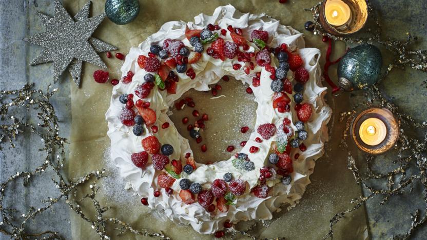 Christmas cake wreath recipe - BBC Food