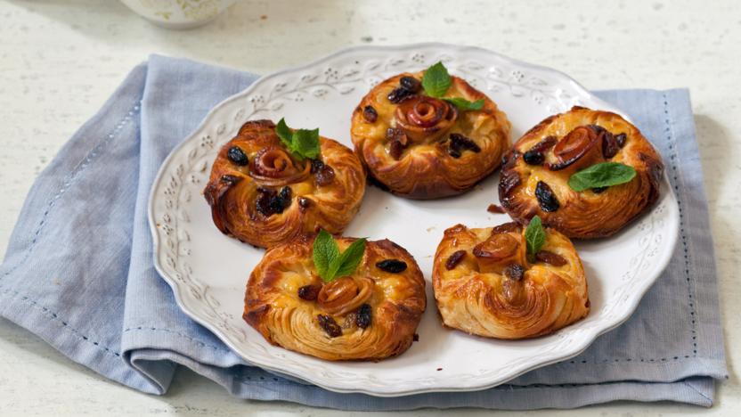 Cinnamon, apple and custard Danish