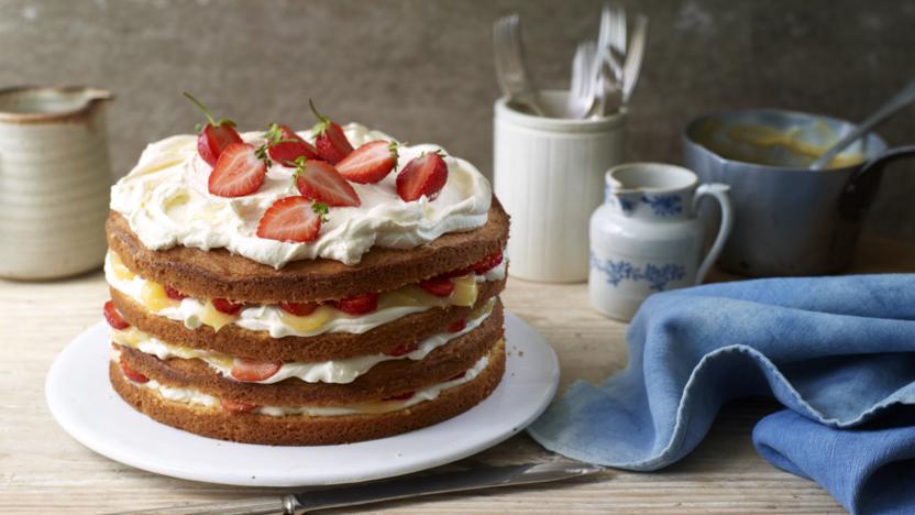 Strawberry cake with lemon curd