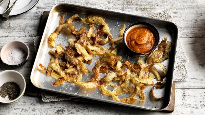 Crispy potato peeling crisps with squash ketchup